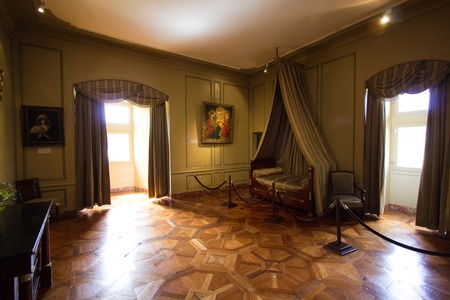 Victorian vs Georgian Interiors: Decoding the Distinctive Features and How to Tell Them Apart